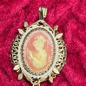 Vintage Cameo Pendant with Gold and Pearl Accents